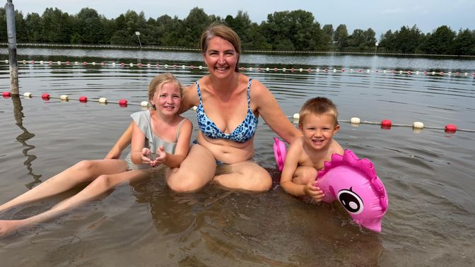 Lily samen met haar dochter en neefje in de recreatieplas.
