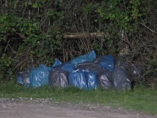 Brandweer en politie doen onderzoek naar gedumpte vuilniszakken in Rijsbergen
