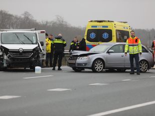 Rijstrook dicht na botsing tussen auto en bedrijfswagen op A4