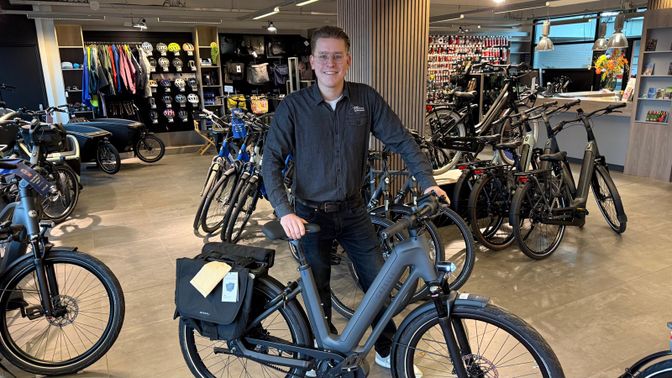Stefan de Graaff verkoopt veel elektrische fietsen.