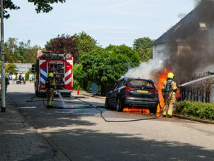 Auto brandt volledig uit aan Oude Moerstraatsebaan in Bergen op Zoom
