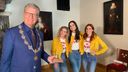 Onderscheiding voor Julia tijdens K3-bezoekje aan &#8216;haar&#8217; Bergen op Zoom