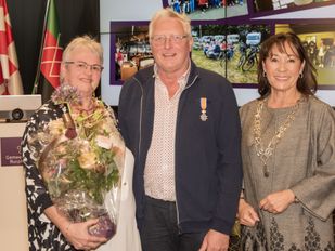 Koninklijke onder&shy;scheiding voor vertrekkend raadslid Johan Nouws