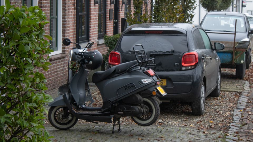 botsing scooter auto steenbergseweg halsteren