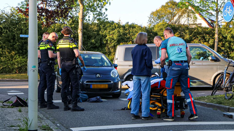 Fietser naar ziekenhuis na aanrijding in Bergen op Zoom