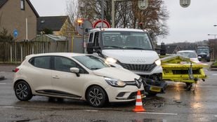 Bestuurder gewond na aanrijding met bestelbus in Bergen op Zoom