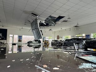 Autobedrijf Koese Bergen op Zoom dak stort in