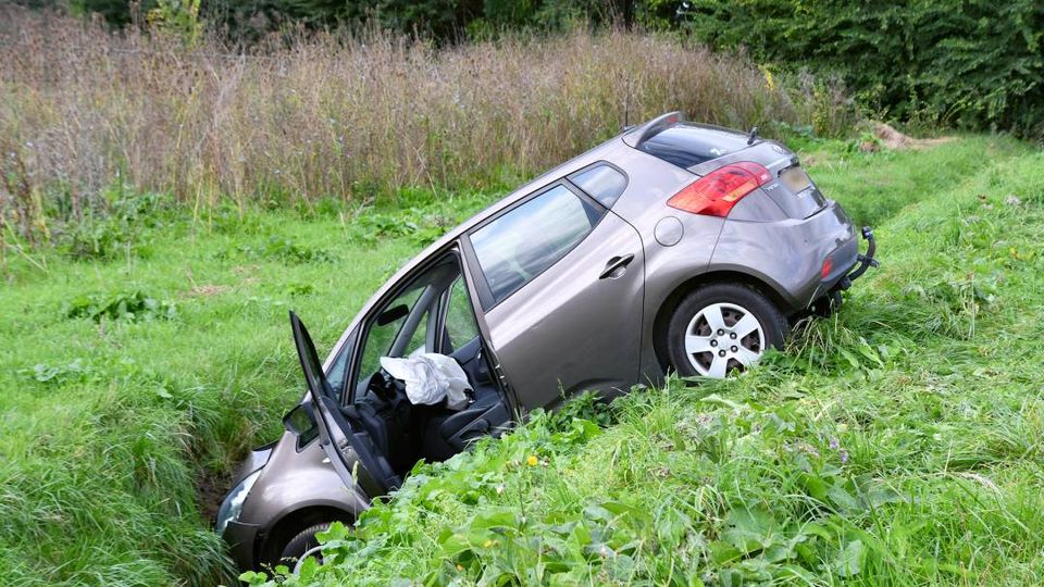 Automobilist belandt in sloot bij Sint-Annaland, slachtoffer met spoed naar ziekenhuis