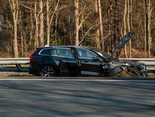nieuws bergen op zoom botsing ongeluk snelweg 112 politie ambulance auto