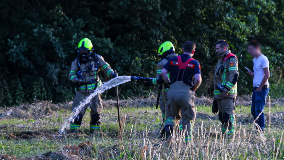 Brandweer blust bermbrand langs Eendrachtsweg in Tholen