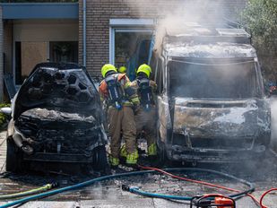 Twee voertuigen branden uit op een oprit in Lepelstraat