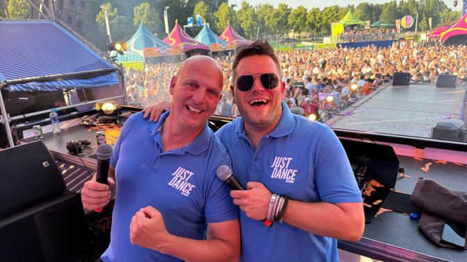Tussen de optredens door houdt DJ Jozz het publiek warm.