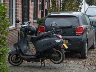 botsing scooter auto steenbergseweg halsteren