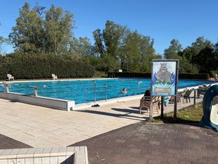Buitenbaden zijn weer open: drukte bij zwembad in Roosendaal