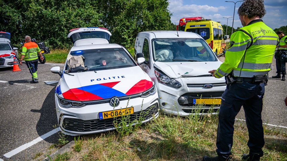 Politievoertuig botst met bestelbusje bij Oostpoort Etten-Leur
