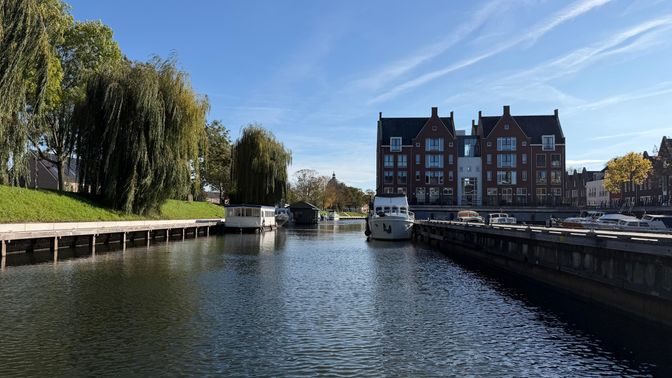 De haven van Oudenbosch vanaf het water.