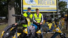 De zussen Mathijssen samen tijdens de Hoevense Fietsvierdaagse.