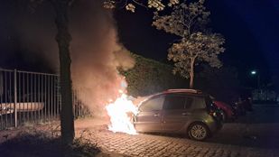 brand in geparkeerde auto Domineeshof in Sint-Annaland