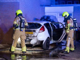 Tijdens de autobrand kon de brandweer het verder uitslaan van de brand voorkomen.