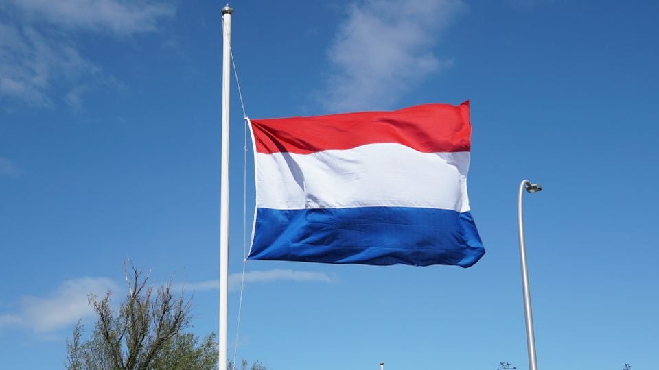 De Nederlandse vlag halfstok