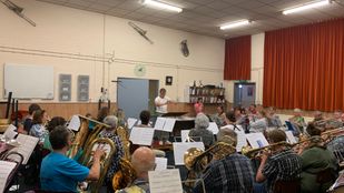 Muzikanten van het Groot Puts Orkest repeteren samen