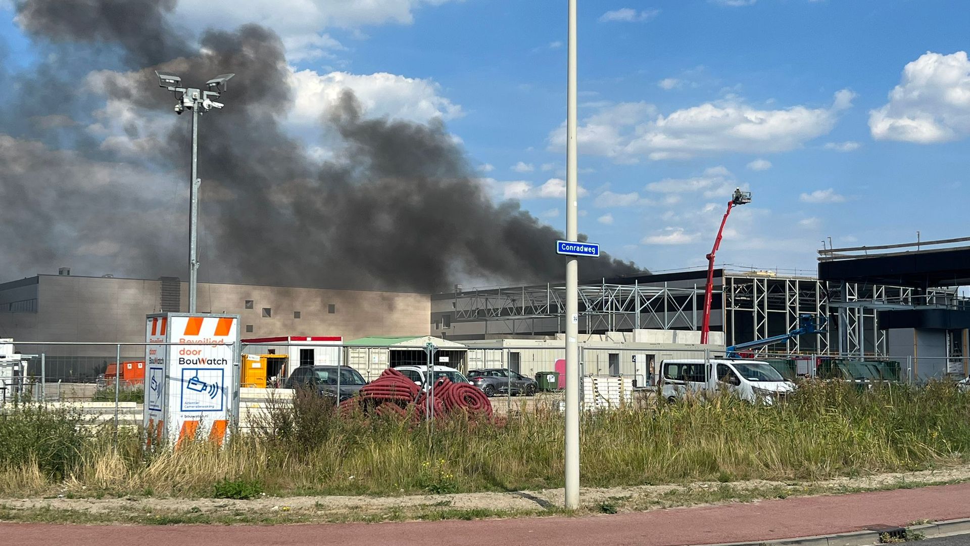 grote-brand-op-bouwterrein-aan-conradweg-in-bergen-op-zoom