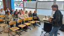 Schrijver Thomas Olde Heuvelt inspireert Roosendaalse scholieren met lezing over zijn verhalen