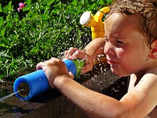 Spitter, spetter, spater: basisscholen passen roosters aan en organiseren wateractiviteiten