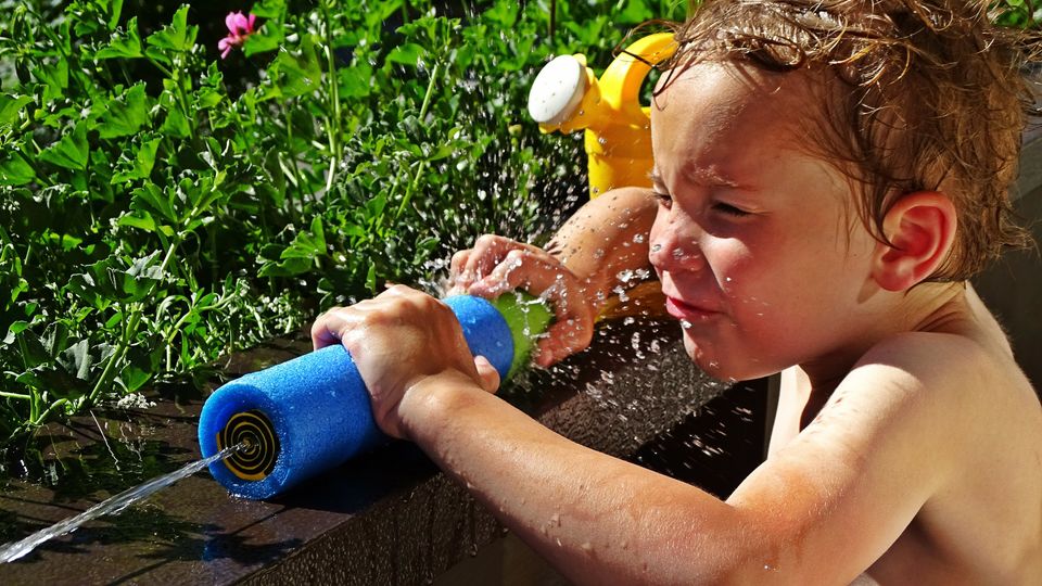 Spitter, spetter, spater: basisscholen passen roosters aan en organiseren wateractiviteiten
