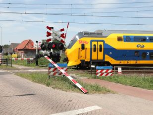 Slagboom kapotgereden op spoorwegovergang in Wouw