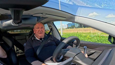 Pieter hoeft zijn stuur en gaspedaal niet te gebruiken tijdens het rijden.