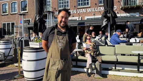 Voor één dag zet Dao de Fretes zijn terras buiten.