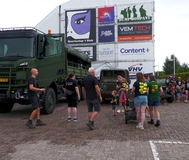 Militaire voertuigen nemen kinderen mee in ontwerp corsowagen buurtschap &#8217;t Stuk