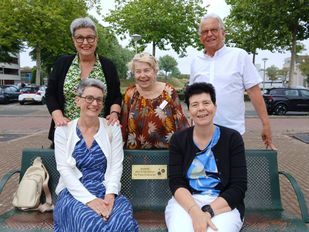 Gedenkplaatje op jeu de boules-bankje eert Wim en Ria