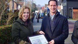 Gedeputeerde Suzanne Otters-Bruijnen en Jean-Pierre Schouw (wethouder Etten-Leur)