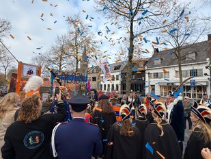 Feest op de markt in Etten tijdens bekendmaking MaMi.