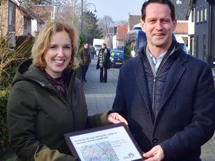 Gedeputeerde Suzanne Otters-Bruijnen en Jean-Pierre Schouw (wethouder Etten-Leur)
