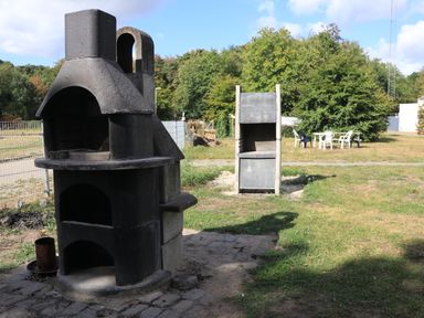 De barbecues zijn ook door bewoners in elkaar gezet en worden met regelmaat gebruikt. (Foto: ZuidWest Update)
