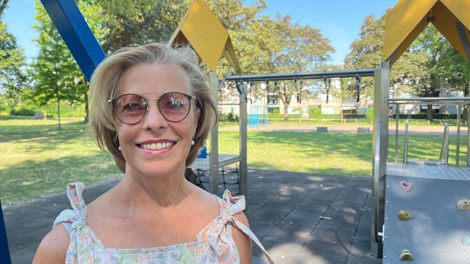 Rianne Sieben (Vitaal Liberaal) in het speeltuintje in het Catharinapark in Wouw