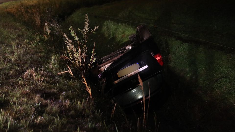 Inzittenden van auto gevlucht na crash in sloot