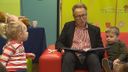 Wethouder Van der Beek leest kleuters voor uit Moppereend