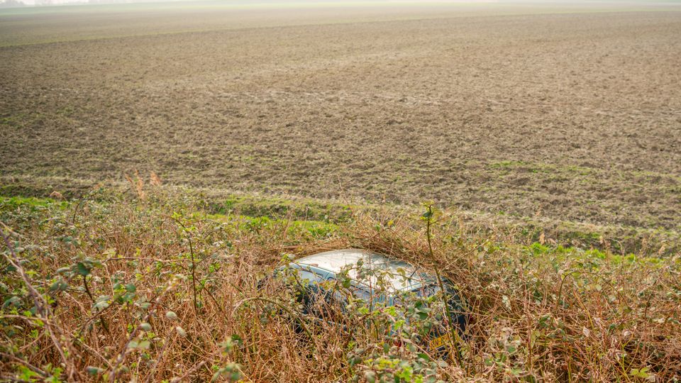 Auto vliegt van de dijk op de Rubeerdijk bij Lepelstraat
