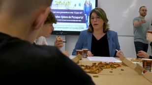 Burgemeester Joyce Vermue in gesprek met leerlingen van Mencia Sandrode.