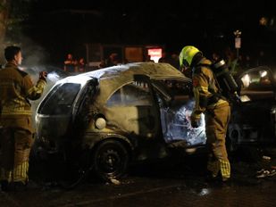Twee auto&#8217;s vermoedelijk verwoest door vuurwerkbom aan Jan Vermeerlaan