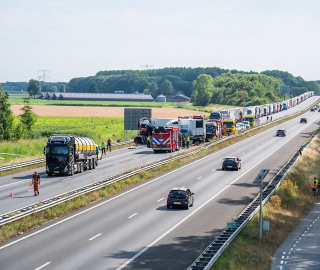 112 nieuws moerdijk ongeluk file brandweer traumahelikopter snelweg ambulance politie