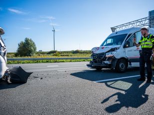Bestelbusjes botsen op elkaar op A16 bij Moerdijk