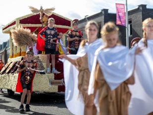 Kinderen trekken met kleurrijke corsowagens door Zundert tijdens Kindercorso 2026