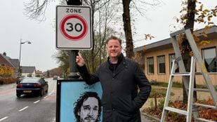 Wethouder Thomas Melisse in de Pastoor van Breugelstraat in Bosschenhoofd.