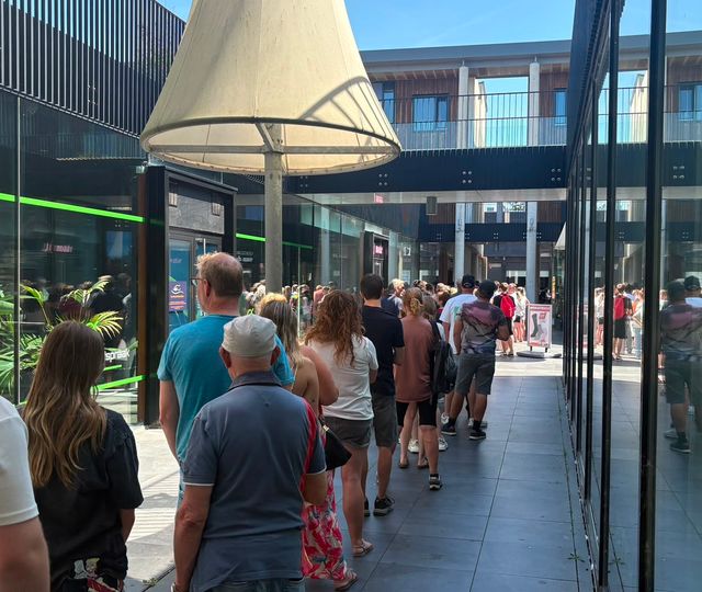 Zonsverduisteringsgekte in Hoogerheide: tientallen mensen komen op laatste verkoop eclipsbril af