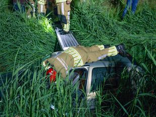 auto in sloot Steenbergen